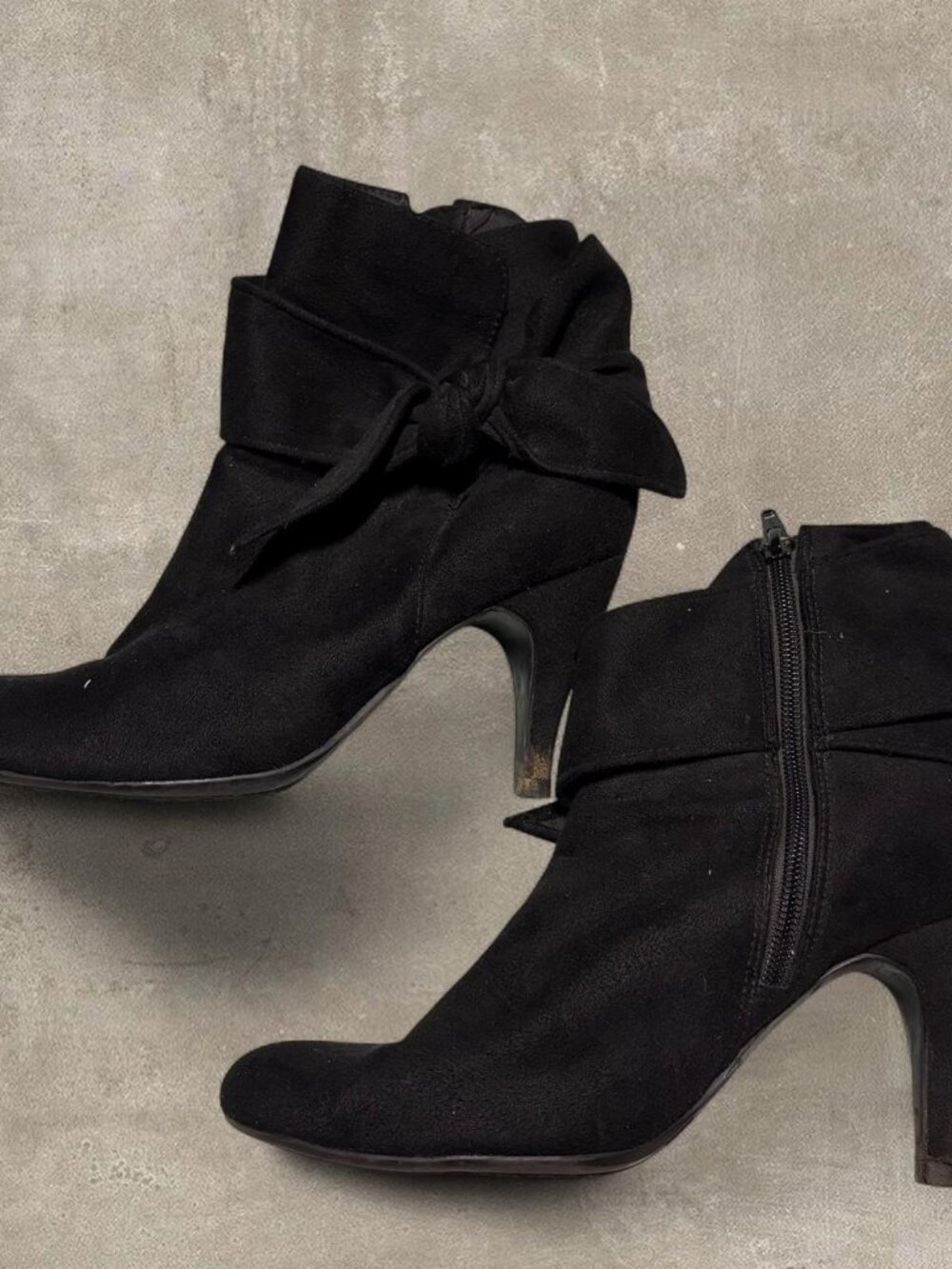 Black skinny heel ankle books with bow on the side - size 8